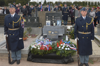 Čestná stráž u hrobu generála Liškutína