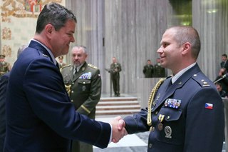 Podplukovník Dušan Häutler byl oceněn americkou The Air Commendation Medal. Vyznamenání mu udělil přidělenec obrany Sean Cantrell.