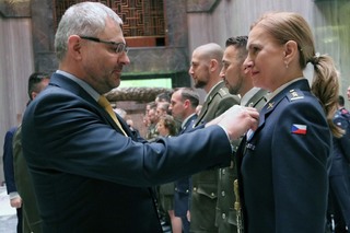 Náměstek Radomír Jahoda dekoruje podplukovnici Štefánii Kolman.