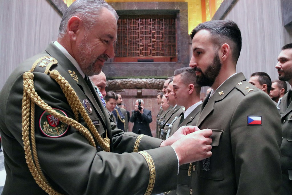 Ze slavnostního nástupu příslušníků Armády ČR na Vítkově, kde převzali Medaile ministra obrany Za službu v zahraničí. 