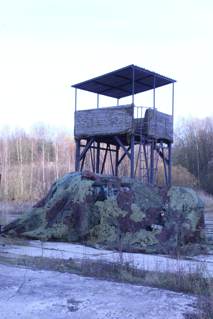 Maskované stanoviště velitele čety s pozorovací věží