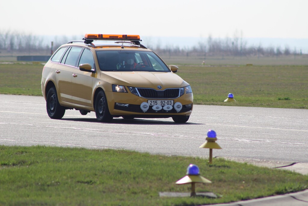 Vůz musí mít též oranžové výstražné světlo na střeše 