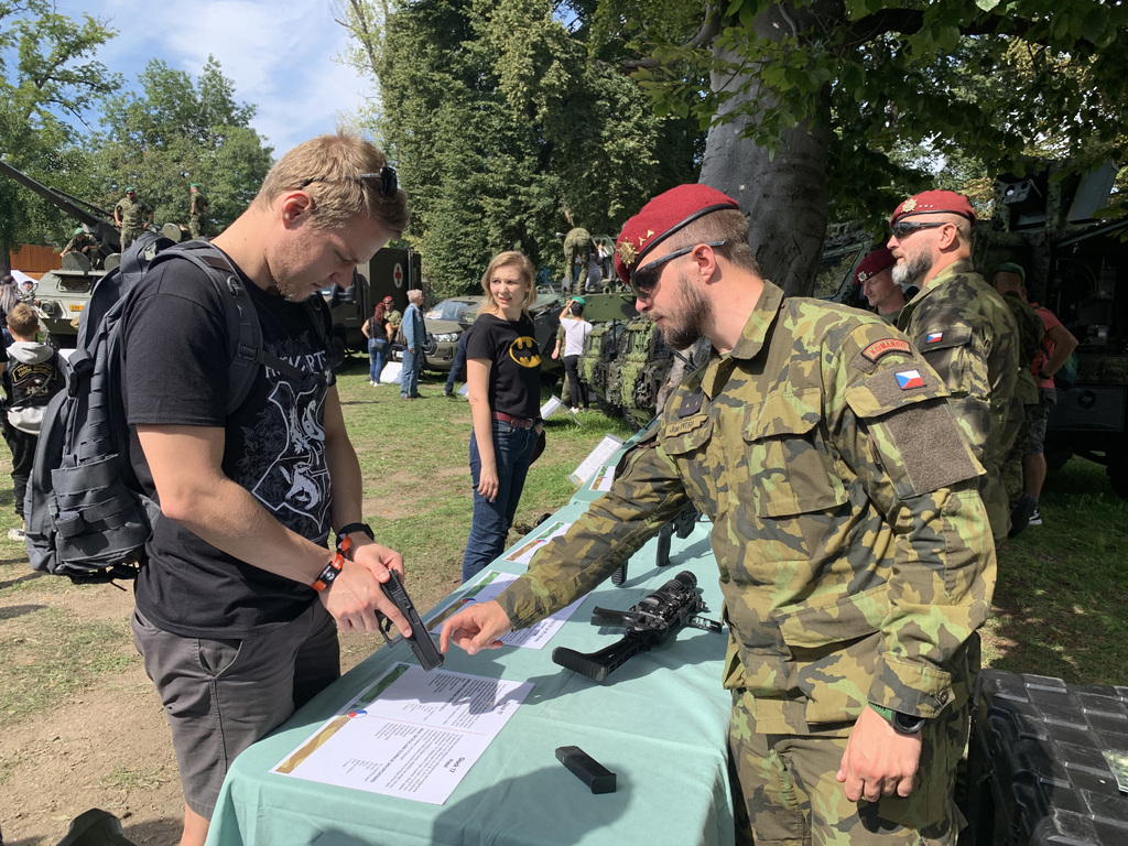 Ruční zbraně 43. výsadkového pluku lákaly mnoho návštěvníků