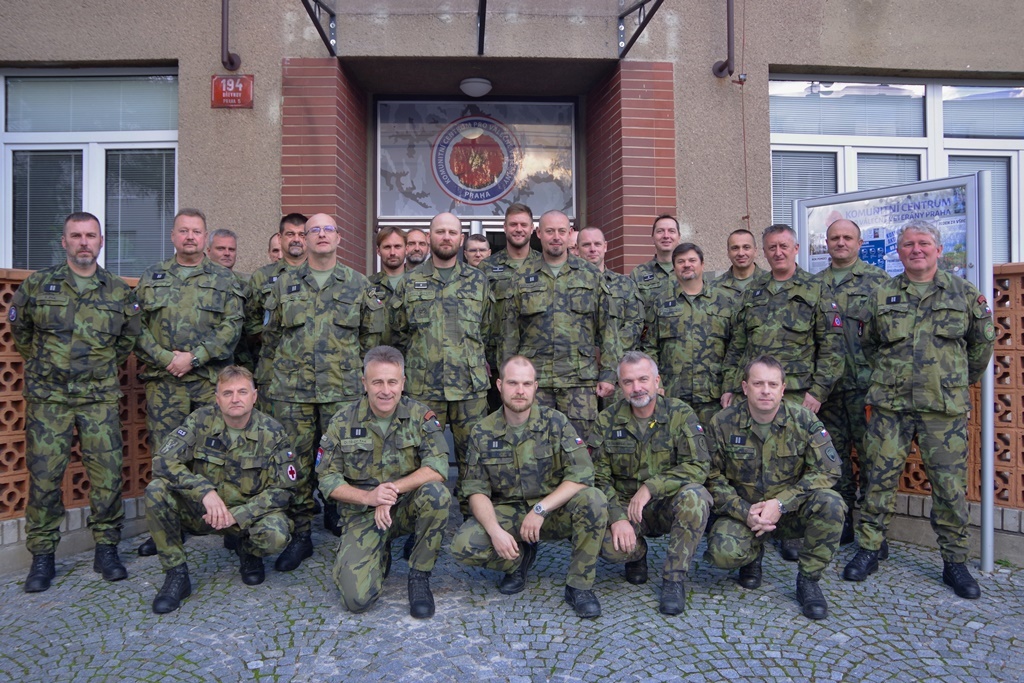 Společné foto ze setkání v Komunitním centru pro válečné veterány v Praze