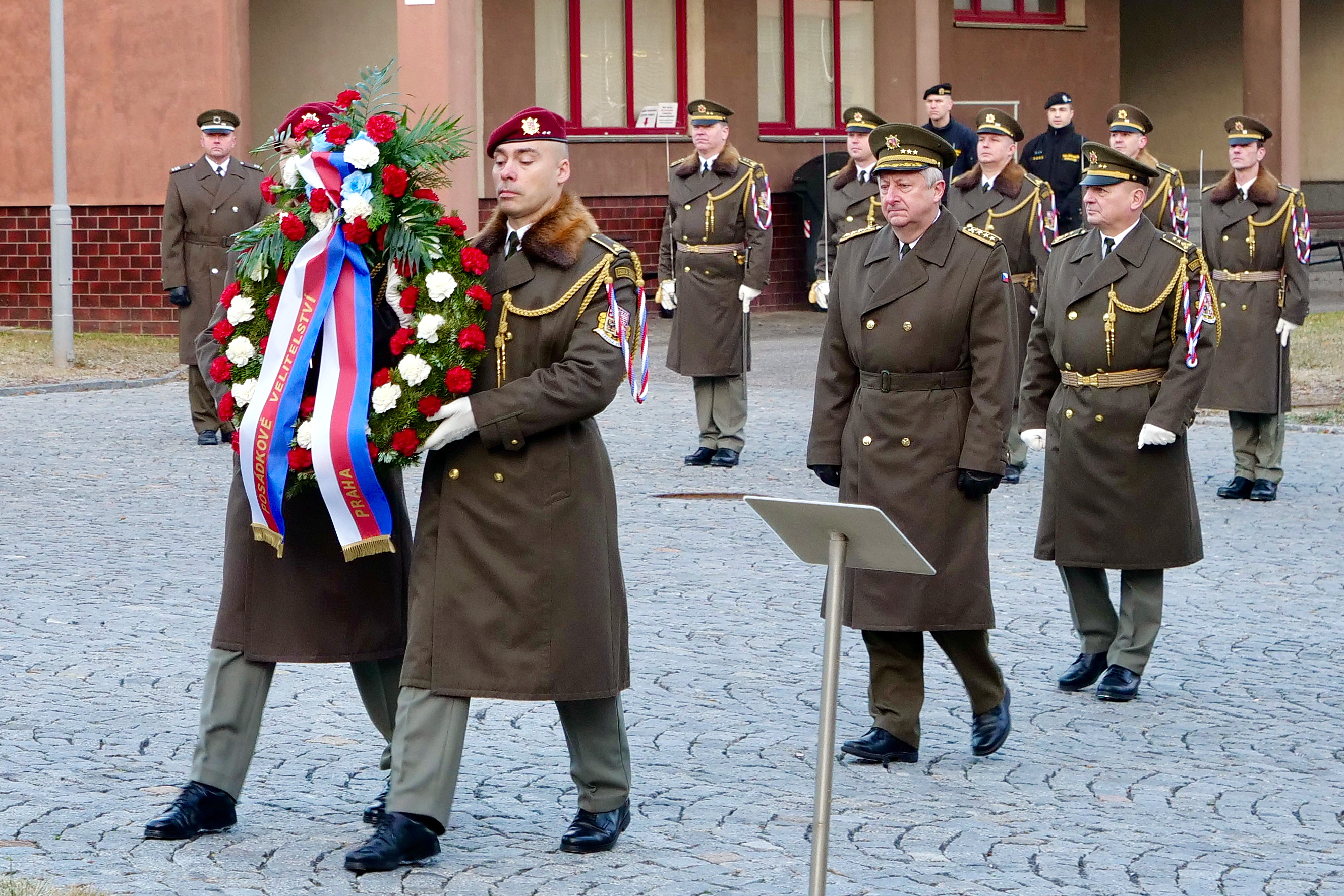 Po skončení slavnostního nástupu se v areálu Posádkového velitelství Praha uskutečnila pietní vzpomínka na armádního generála Tomáše Sedláčka u příležitosti jeho nedožitých 102. narozenin.