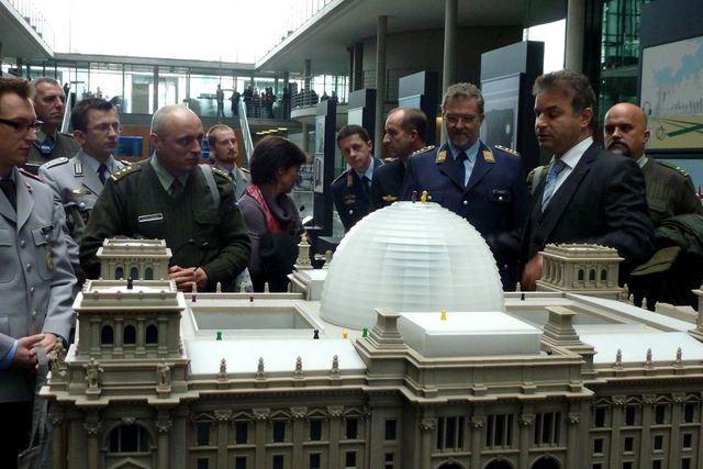 Příslušníci AČR a Bundeswehru si prohlédli budovu Spolkového sněmu v Berlíně