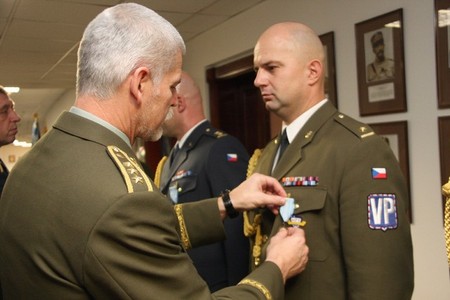 Předání medailí účastníkům misí