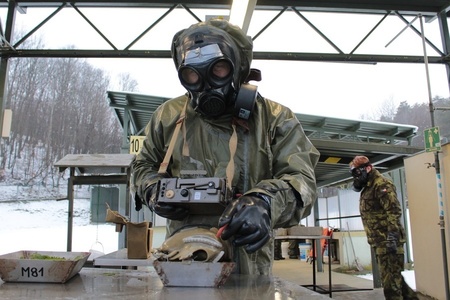 Čeští vojáci na Slovensku cvičili, jak zjistit přítomnost bojových chemických látek