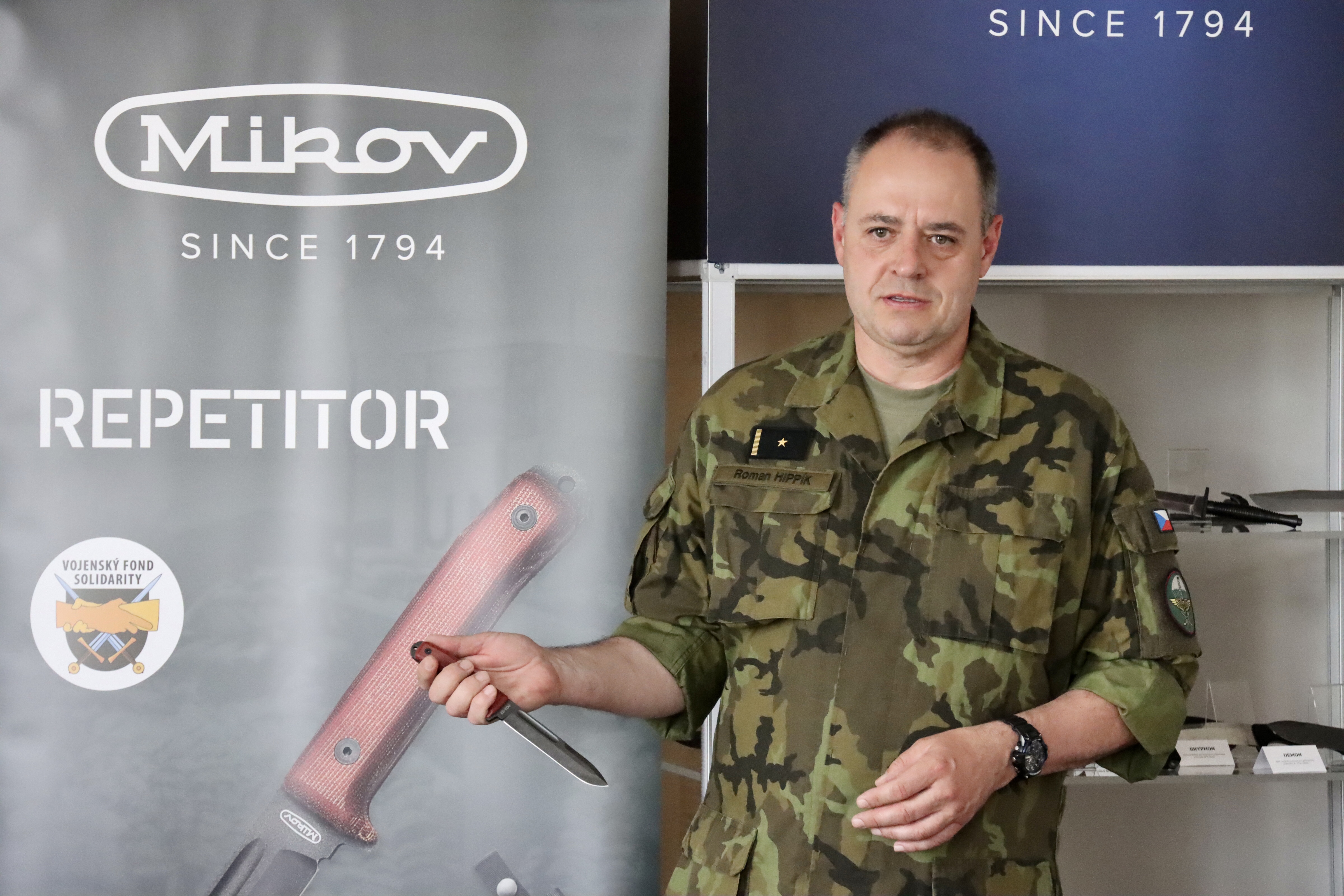 Major Roman Hippík, autor designu nožů