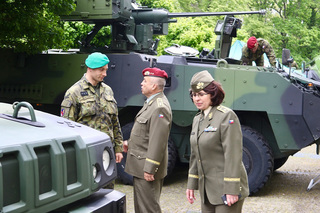  Brigádní generálka Lenka Šmerdová a generálmajor Milan Schulc si prohlíží vystavenou techniku