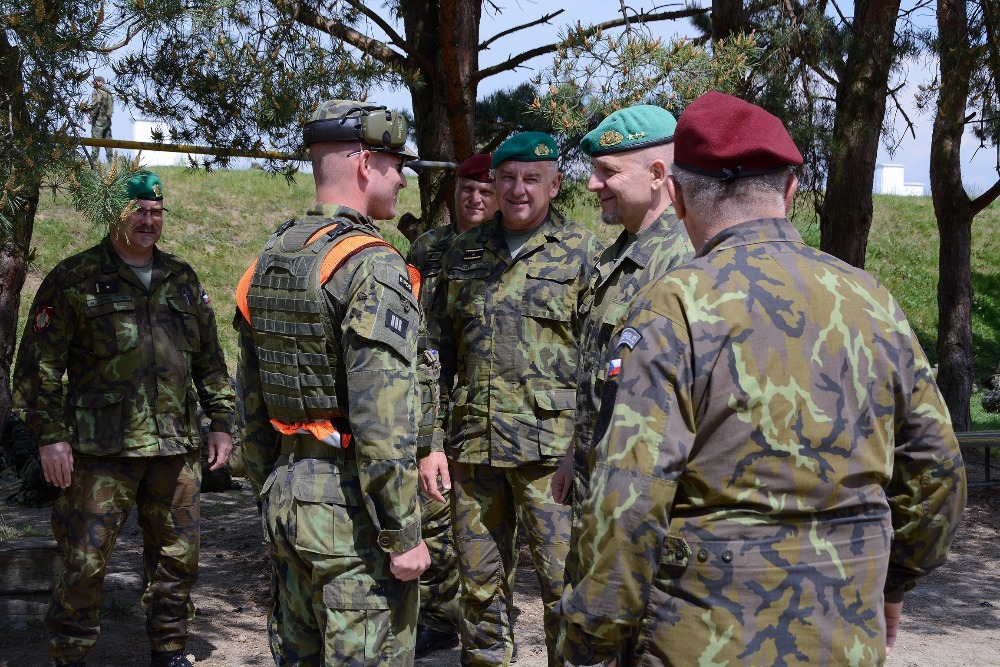 Generálporučík Jiří Baloun s jedním z instruktorů kurzu základní přípravy