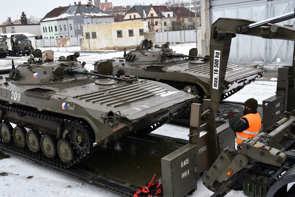 Příprava 14 tunového BVP-2 k přepravě 