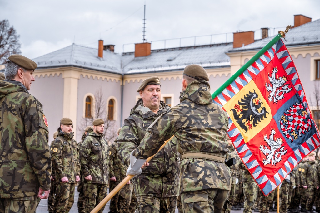  Symbolické převzetí bojového praporu novým velitelem pluku