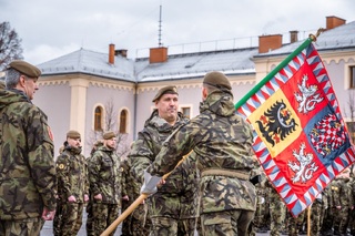  Symbolické převzetí bojového praporu novým velitelem pluku