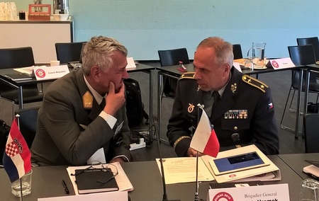 Velitel VzS brigádní generál Petr Hromek v rozhovoru s velitelem VzS Rakouska generálmajorem K. Gruber EURAC 2018