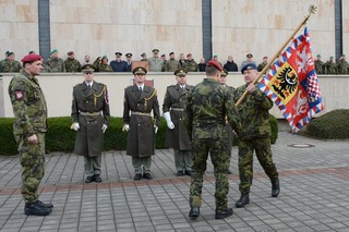  brig.gen. Hasala předává prapor VeV-VA generálmajoru Karlu Řehkovi