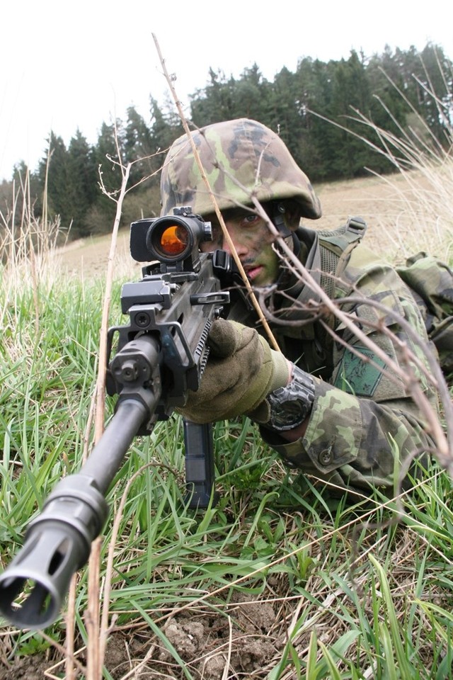  Vojáci po vysazení z BVP-2 procvičovali pěší taktiku