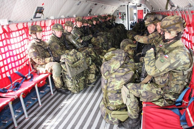  Vojáci v letounu CASA s tím nejnutnějším materiálem