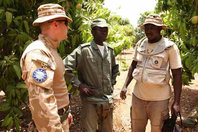 A Czech instructor and Malian commanders