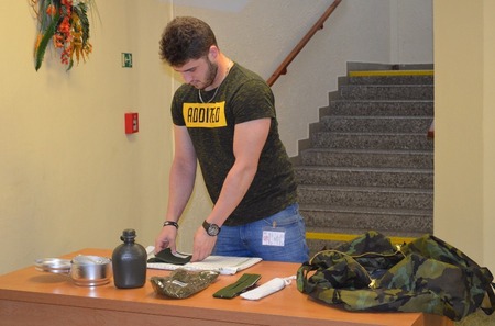  Jeden z dobrovolníků fasuje vojenský materiál