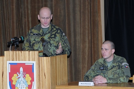 Jménem velení armády vystoupil vrchní praporčík AČR št. prap. Petr Sefiert