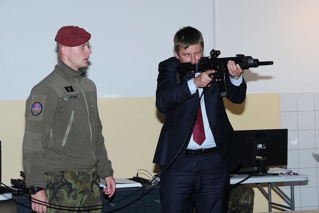 Ministr zahraničních věcí zkouší simulátor útočné pušky BREN