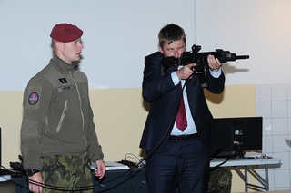 Ministr zahraničních věcí zkouší simulátor útočné pušky BREN