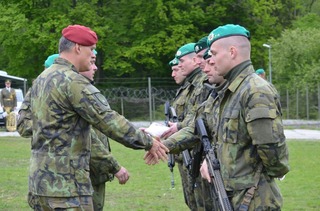  Předávání povlaků příslušníkům 7. mechanizované brigády