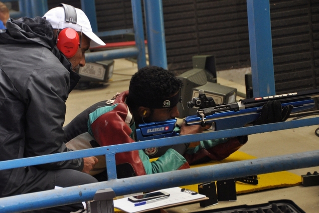 Reprezentant Spojených arabských emirátů při střelbě