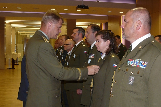  Vyznamenání předal vojákům generálmajor Josef Bečvář 2