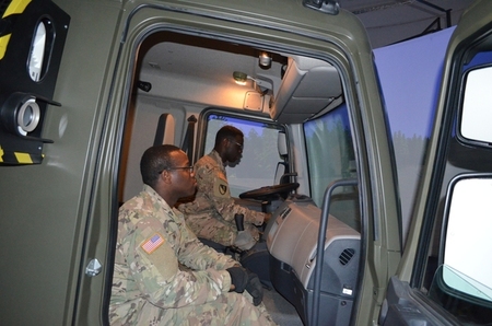 Američany ve Vyškově zaujaly trenažéry bojových vozidel 