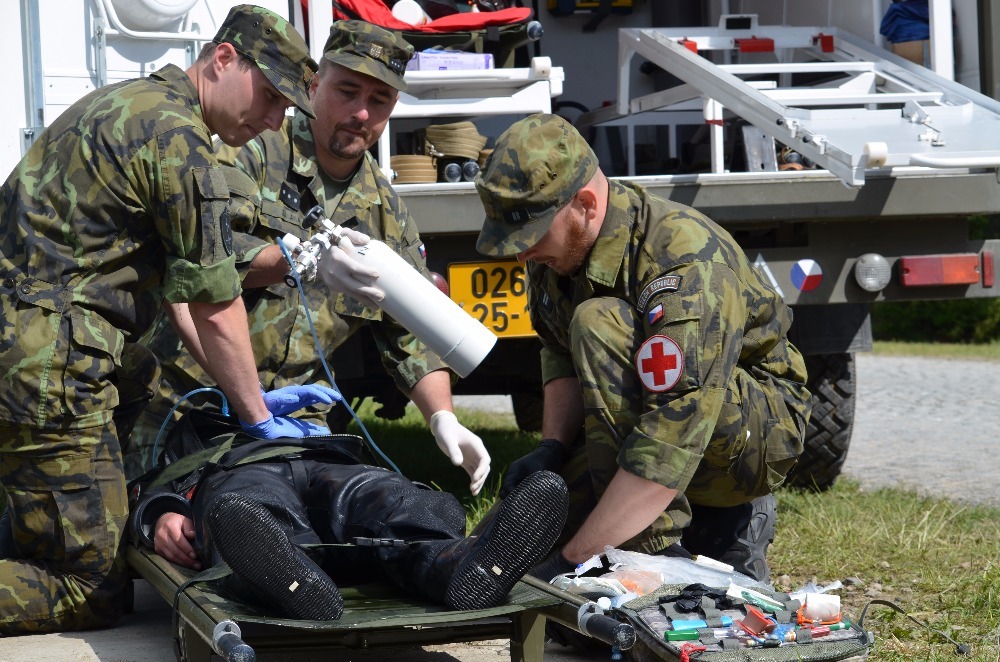  Základní první pomoc posyktují zdravotníci na místě a poté ihned zajišťují sanitou přesun do nemocnice