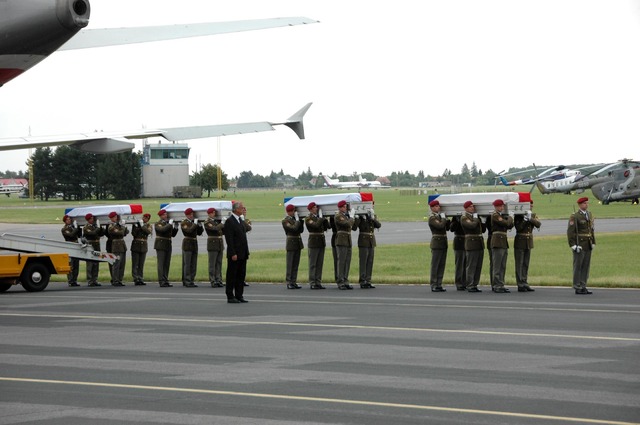 Bodies of four fallen soldiers at Prague-Kbely airport