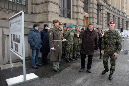 Náčelník generálního štábu a autor výstavy míří k úvodnímu panelu