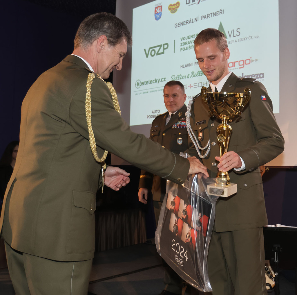 Nejlepším armádním sportovcem roku je kanoista Martin Fuksa. V anketě předčil Adamczykovou a Vadlejcha