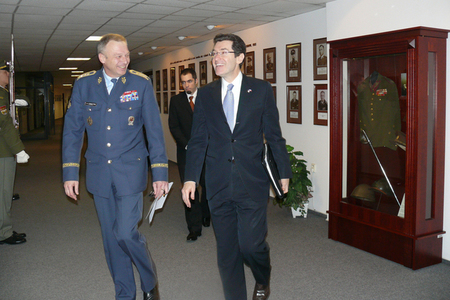 Generál Picek hovořil s novým americkým velvyslancem i o výcviku pilotů na vrtulnících Mi-17