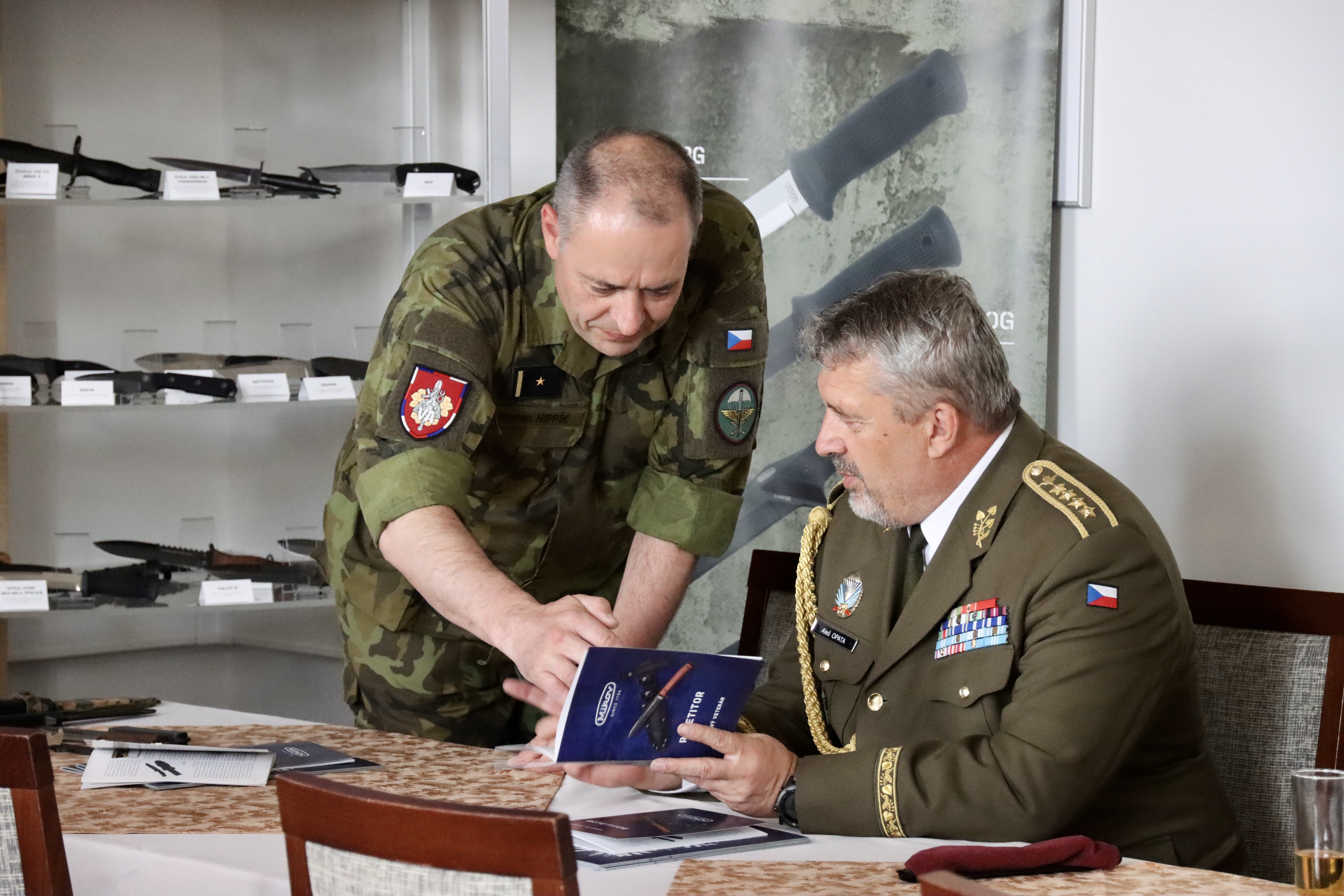 Armádní generál Aleš Opata a major Roman Hippík