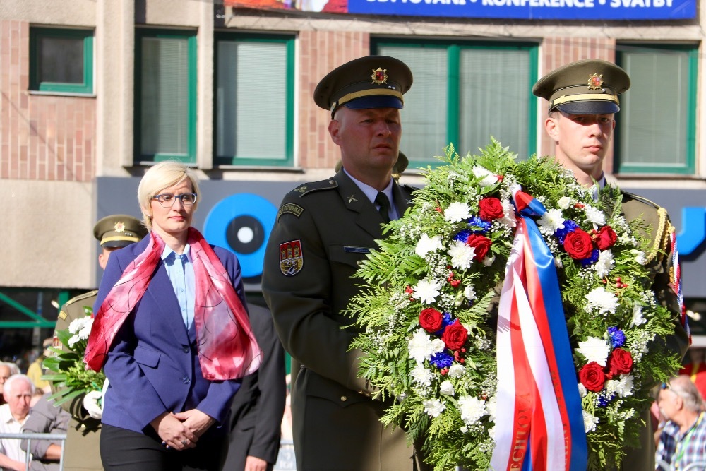 Vojáci nesou věnec k památníku Díky, Ameriko! za Ministerstvo obrany ČR