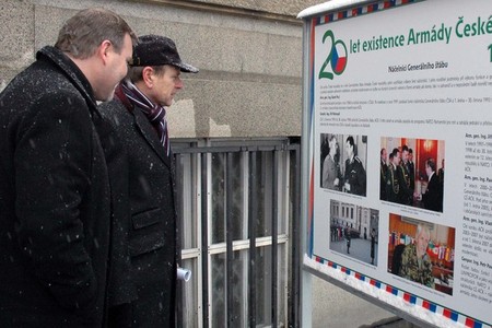 Výstavu před Generálním štábem AČR si přišel prohlédnout také bývalý náčelník Generálního štábu AČR generál Jiří Šedivý