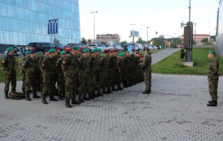 Kapitán Hamann před Národním očkovacím centrem