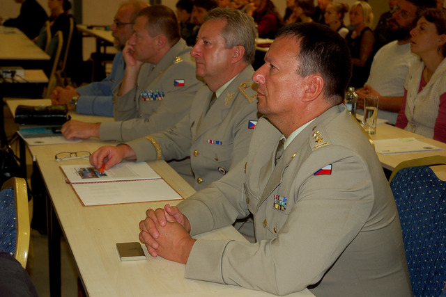 Zástupci Armády České republiky, kteří přednášeli na konferenci s názvem Aspekty práce pomáhajících profesí