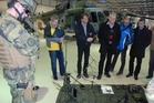  Členové výboru pro obranu při ukázce vybavení předsunutých leteckých návodčí