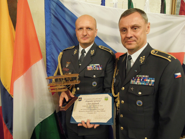 Generálové Štefánik a Verner krátce po slavnostním ceremoniálu