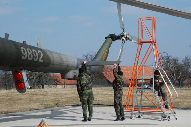 Technici odbornosti drak-motor při montáži horizontálního stabilizátoru