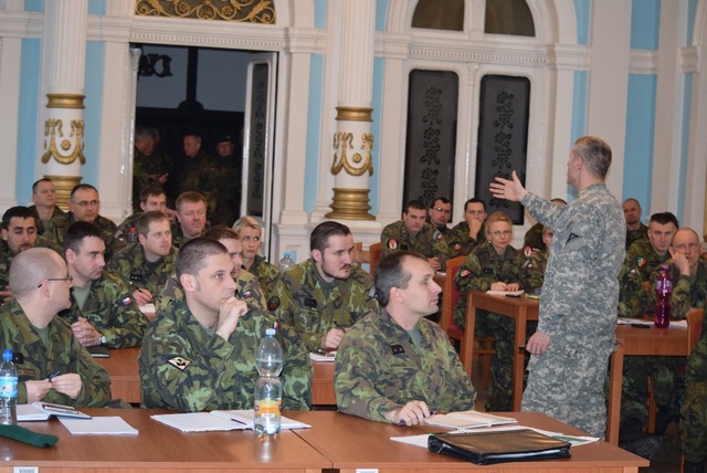  Američtí lektoři účastníky přípravy nestále zaměstnávali svými dotazy a úkoly