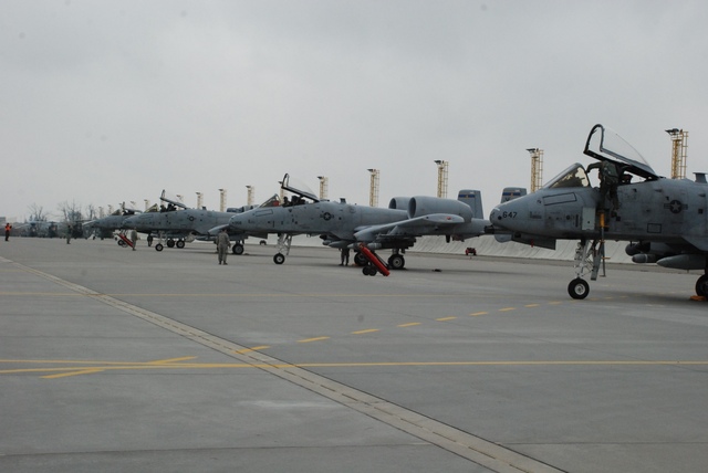 Přílet proudových letounů A-10 Thunderbolt na náměšťské letiště