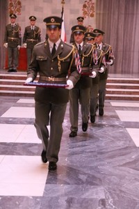  Příslušníci čestné stráže nesou medaile