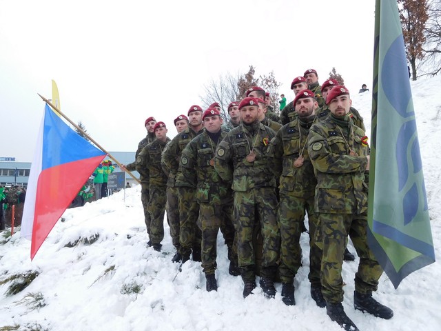 Česká jednotka po náročném výkonu