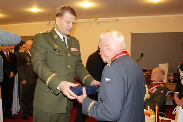  Náčelník Generálního štábu AČR vyznamenal gen. Bočka čestným odznakem AČR Za zásluhy II. stupně. 