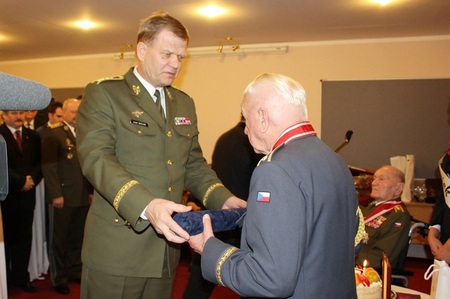  Náčelník Generálního štábu AČR vyznamenal gen. Bočka čestným odznakem AČR Za zásluhy II. stupně. 